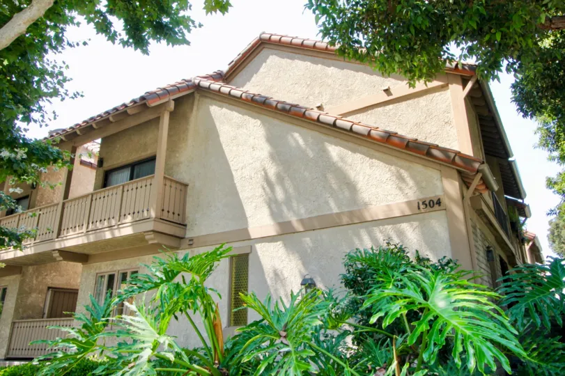 A sunny day in the Alta santa monica apartment with main entrance view