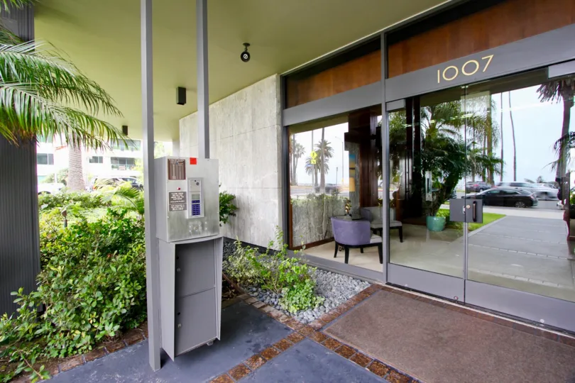 Day time of a building in the Boca Monica with glass door.