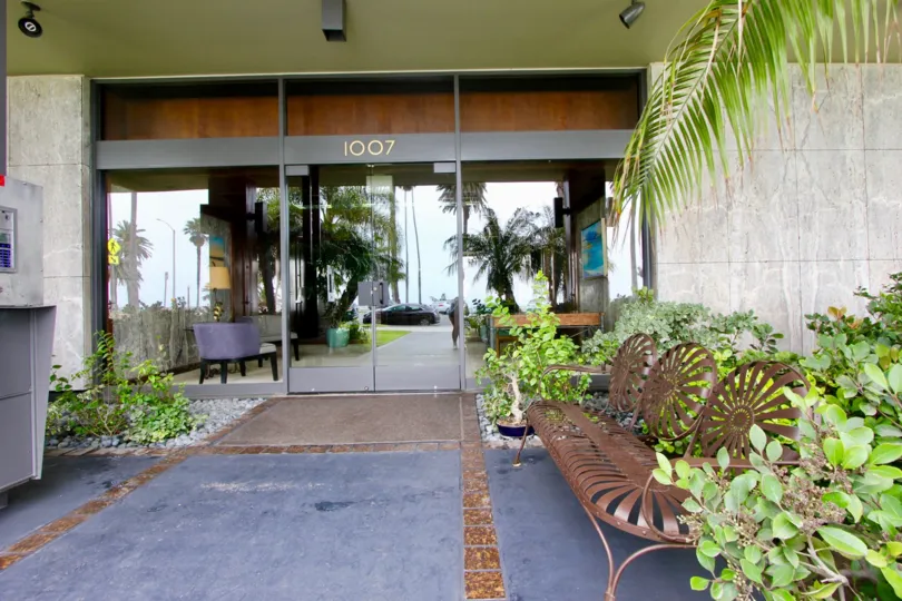 A building in Boca Monica that should had beautiful gless door.
