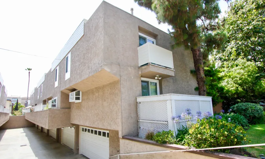 Big building in santa monica with a lawn with plants and trees
