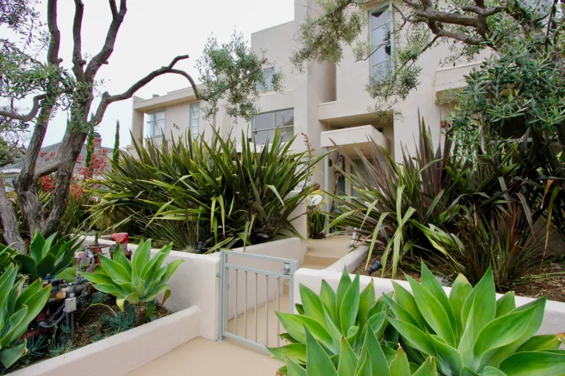 A gray day at the front part of the Casa Bay's community in Santa Monica, CA