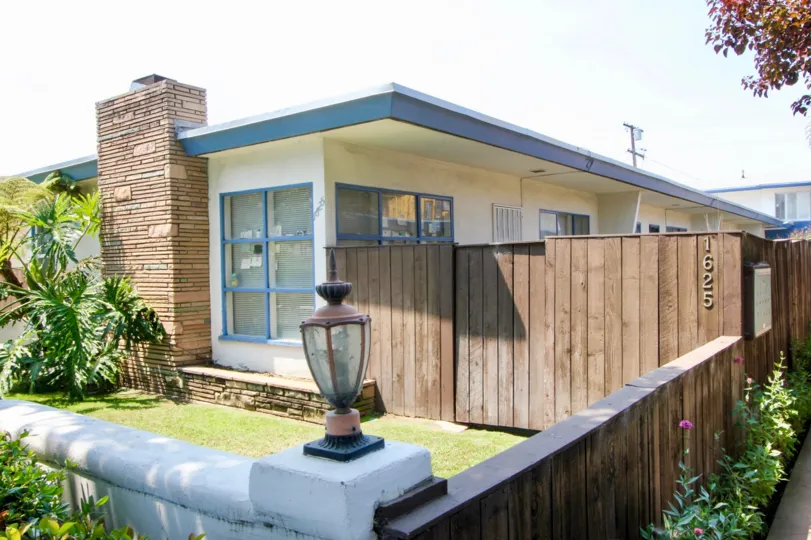 Amazing bungalaw with classy wooden fence and well mowed lawn in Santa Monica, California
