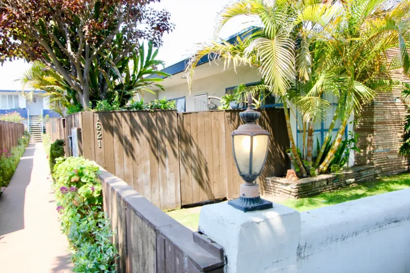a closer view of the beautiful Centinela Condos apartments, santa monica