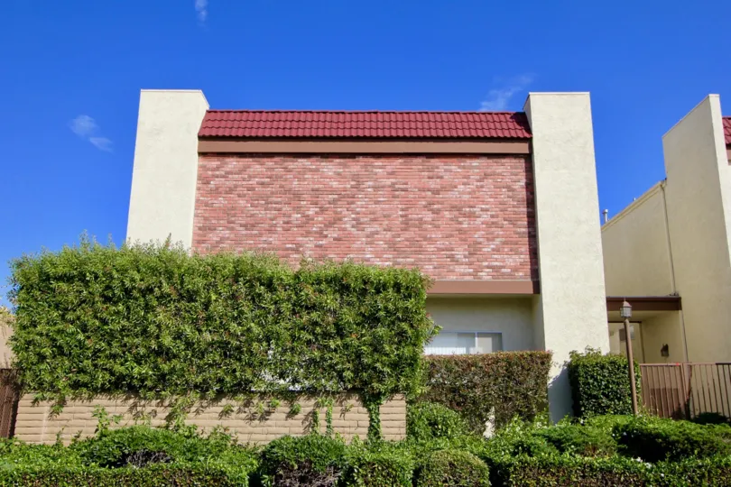 Outside the Chelsea Place Manor in Santa Monica, California on a clear sunny day