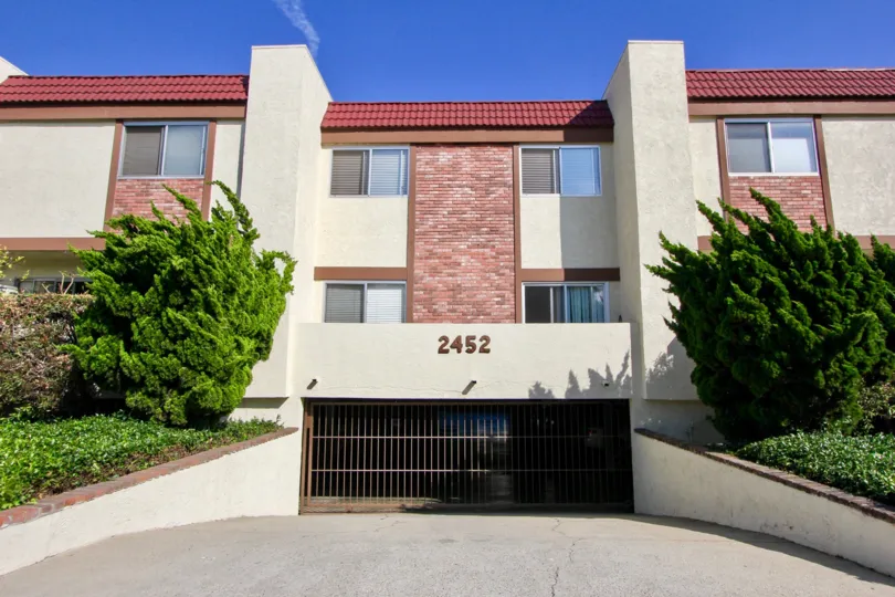 A sunny day at the front part of the Chelsea Place Manor's community in Santa Monica, CA