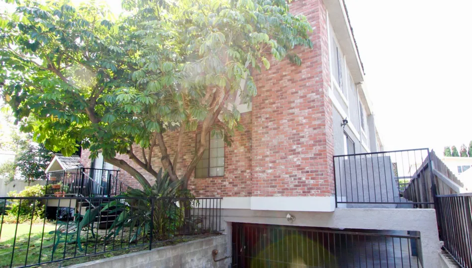 A sunny day at the front gate of the Coventry House's community in Santa Monica, CA