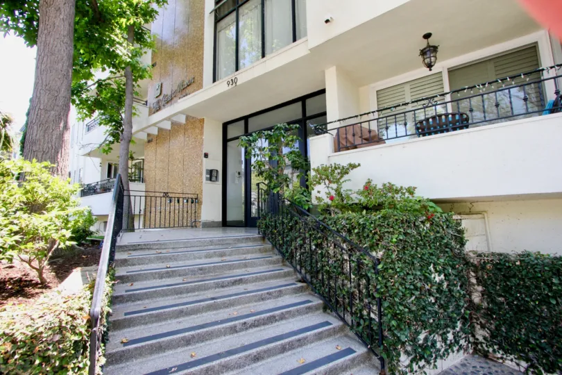A sunny day at the front part of the Crest Manor's community in Santa Monica, CA