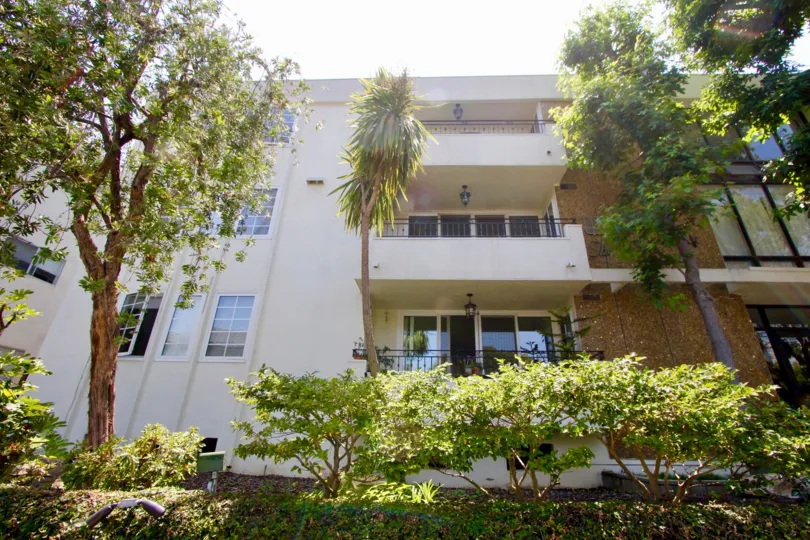 Charming gated community, Townhouse with covered parking, Dishwasher, Fireplace, and Laundry Features.
