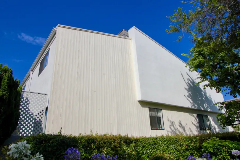THE BULIDING IS DOUGLAS PARK TOWNHOMES IT IS VERY NATURAL