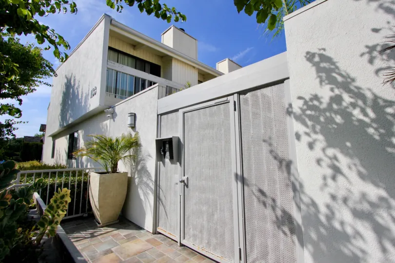 A neat and cutely built building in Douglas Park Townhomes, Santa Monica, california