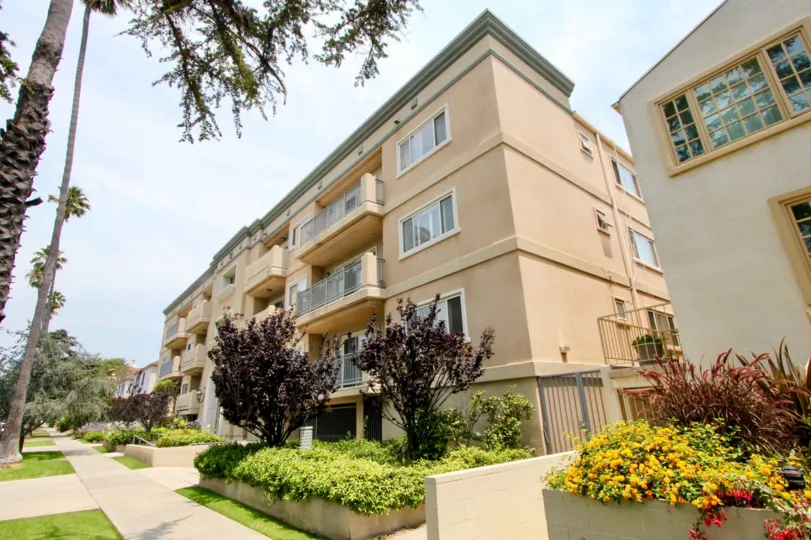 Sunny weather in santa monica with big building with many storeys