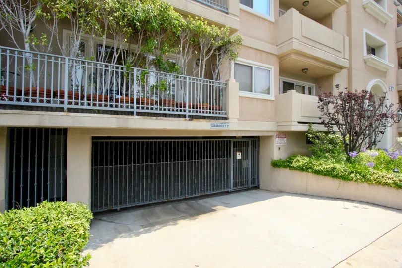 A large appartment in El Patio which is decorated which beautiful flowers and plants