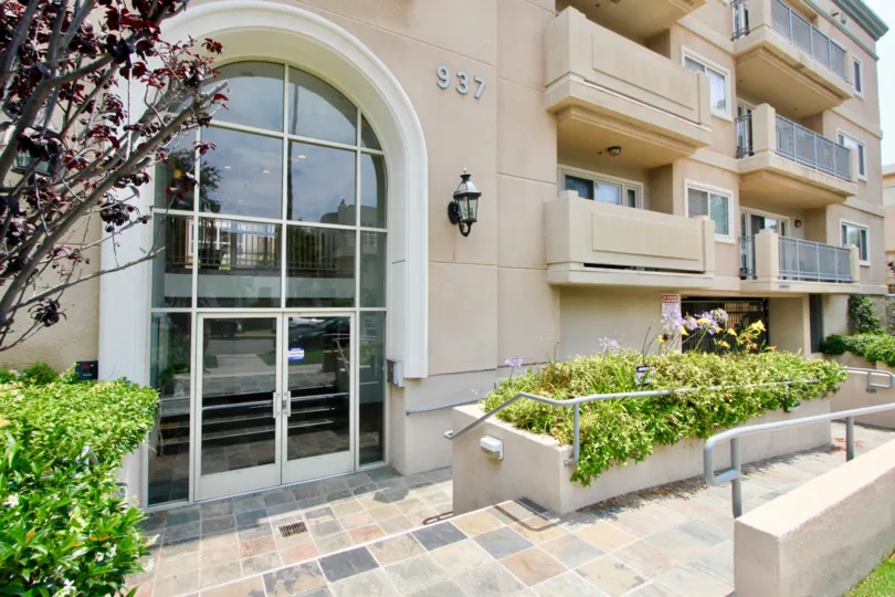 A sunny day at the front part of the El Patio's community in Santa Monica, CA