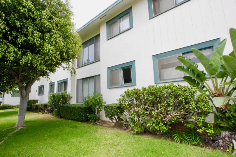 White building with big lawn in santa monica with plants and trees