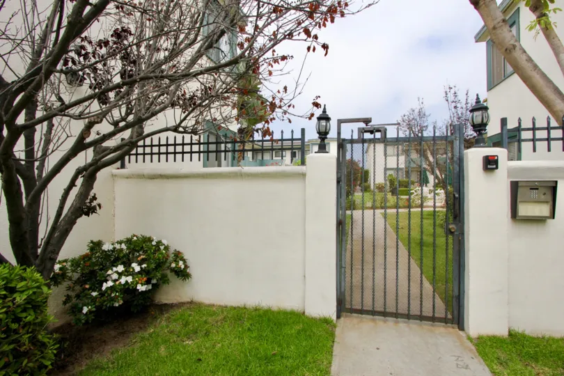 Charming gated community, Townhouse with covered parking, Dishwasher, Fireplace, and Laundry Features.