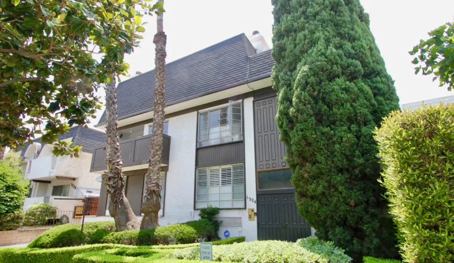 Charming gated community, Townhouse with covered parking, Dishwasher, Fireplace, and Laundry Features.