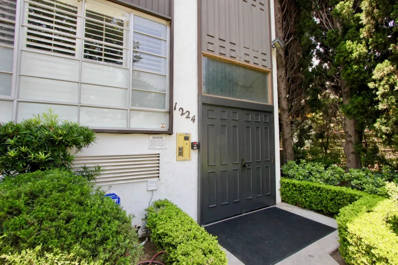 A sunny day at the front part of the Euclid Manor's community in Santa Monica, CA