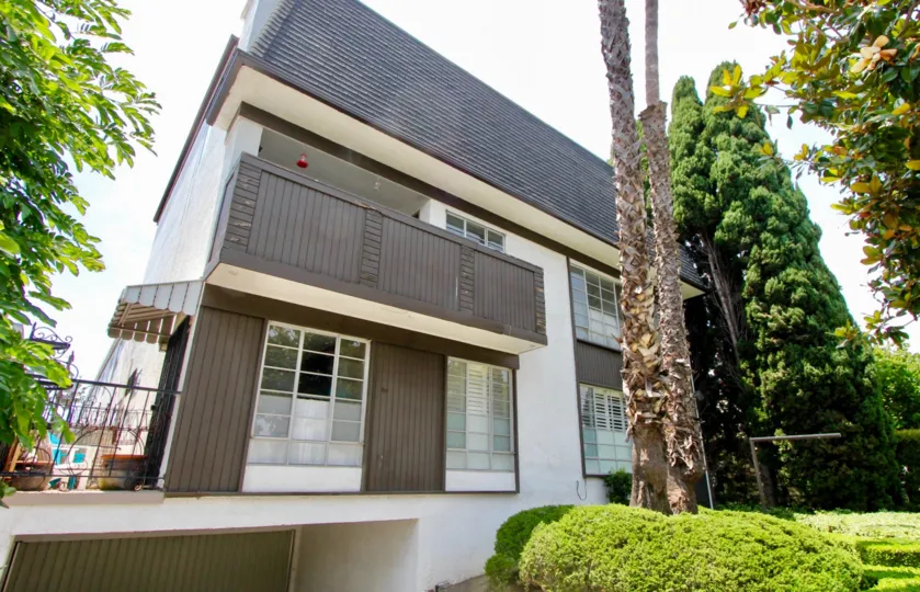 Large building in santa monica with stone and wood working and plants and trees