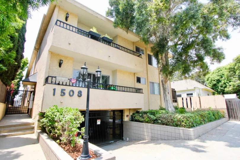 awesome neighborhood and building number 1508 of Fifteen Zero Eight Twelfth community, Santa Monica, california