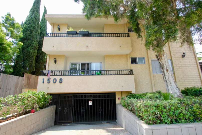 A SMALL HOUSE WITH TWO FLOORS AND A BALCONY ALSO AVAILABLE A GATE AT THE GROUND FLOOR WITH GREEN PLANTS