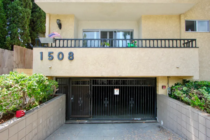 Front view of creamy walled Fifteen Zero Eight Twelfth, Santa Monica, California