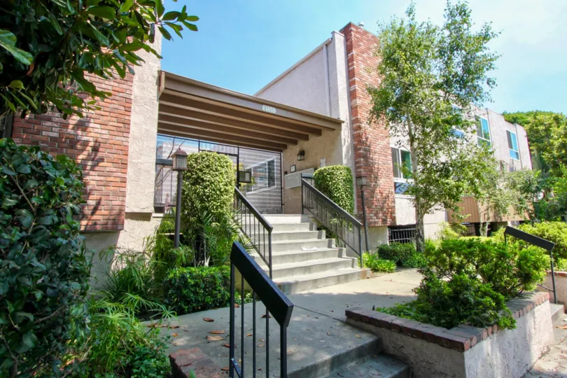 a sunny day in the beautiful Franklin & Colorado Townhouseswith a lot of plants