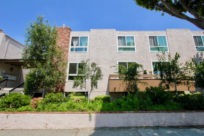 A clear day in the Franklin & Colorado Townhouses with blue color sky.