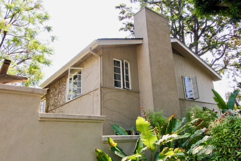 an amazing brown building in garden state community, Santa Monica, California