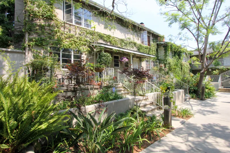 Big building in santa monica surrounded with many plants and trees