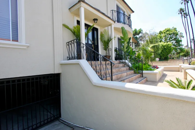 From the outside this house looks luxurious. It has been built with yellow pine wood and has oak wooden decorations. Small, rounded windows add to the overall style of the house and have been added to the house in a fairly asymmetrical pattern. The house 