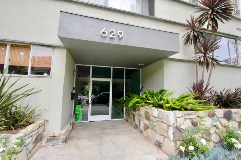 awesome view of the entrance to Idaho Arms, Santa Monica, california