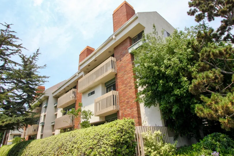 Charming gated community, Townhouse with covered parking, Dishwasher, Fireplace, and Laundry Features.
