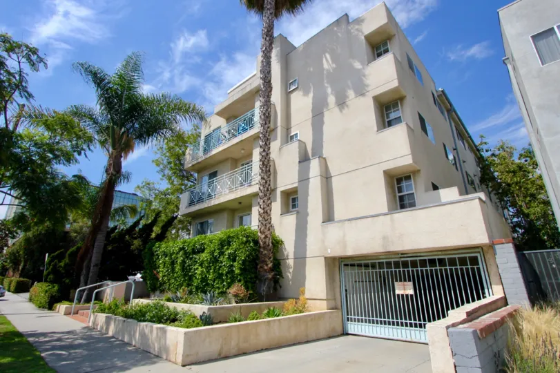 Tall Palms and a paradise feeling at the Imperial in Santa Monica