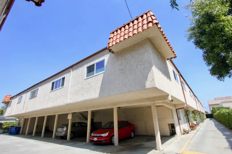 From the outside this house looks luxurious. It has been built with yellow pine wood and has oak wooden decorations. Small, rounded windows add to the overall style of the house and have been added to the house in a fairly asymmetrical pattern. The house 