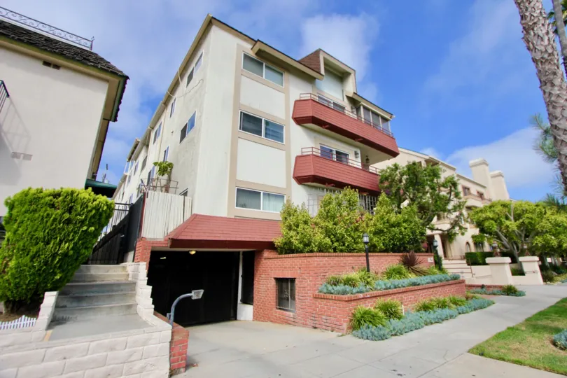 Amazingly clear skies of Monica Villas, Santa Monica, California