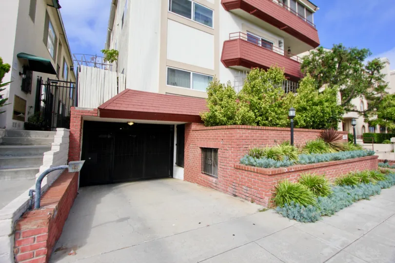 Charming gated community, Townhouse with covered parking, Dishwasher, Fireplace, and Laundry Features.