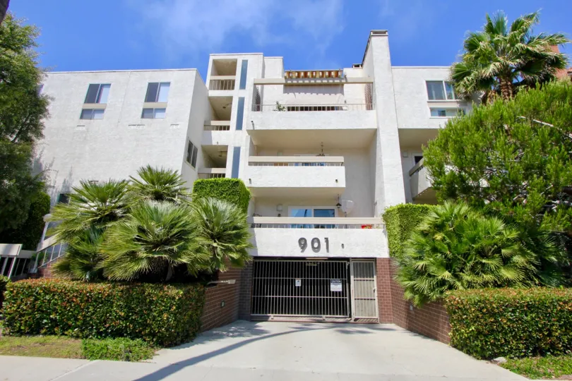 A sunny day at the front part of the Ocean Plaza's community in Santa Monica, CA