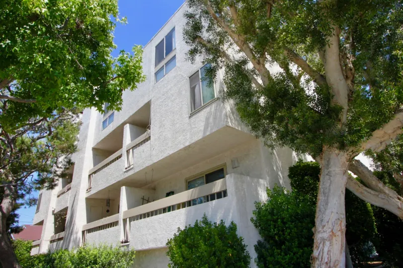 A sunny day at the front part of the Ocean Plaza's community in Santa Monica, CA