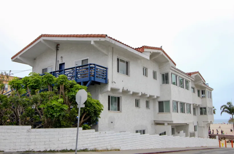 This Ocean View Santa Monica home has a beach on the back yard so that it looks very pleasant and always maintains the humid climate