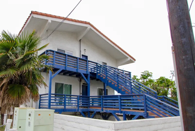 A cloudy day in the Ocean View Santa Monica with a apartment and staircase.