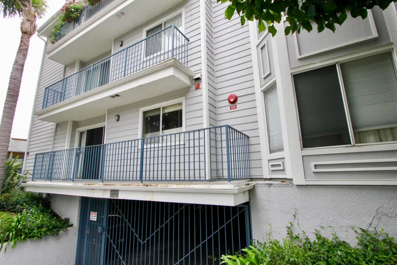 Charming gated community, Townhouse with covered parking, Dishwasher, Fireplace, and Laundry Features.