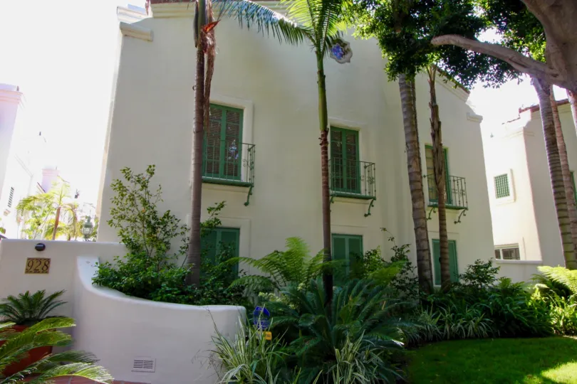Side elevation at 928 Quintas Malaga, Santa Monica, California