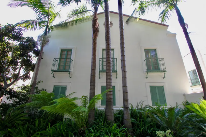 White house with green trim and palm trees in Santa Monica, California