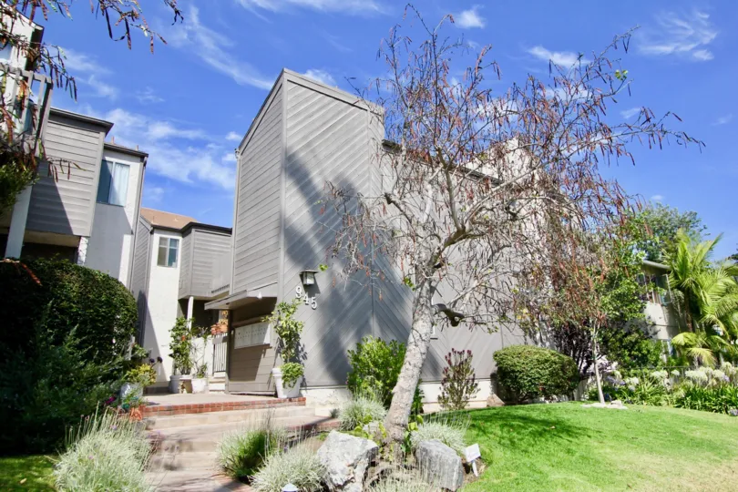 Charming gated community, Townhouse with covered parking, Dishwasher, Fireplace, and Laundry Features.