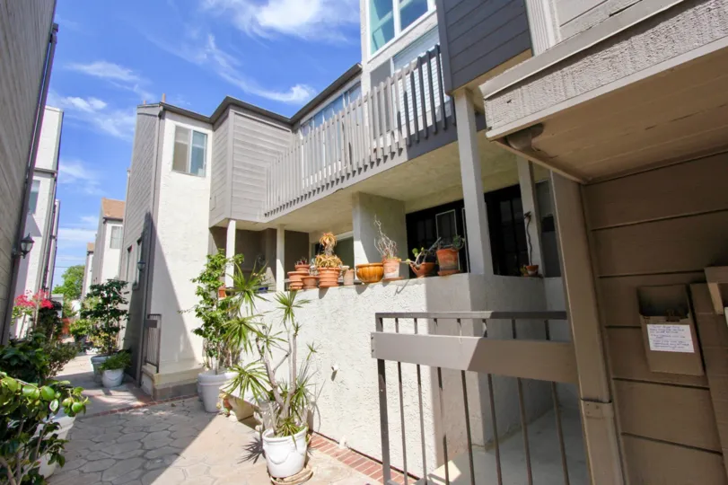 The white color Rustic Glen with small plant pots arranged outside