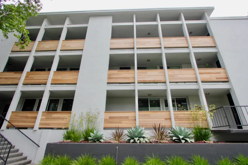 A cloudy day in the Santa Monica Terrace with a small garden.