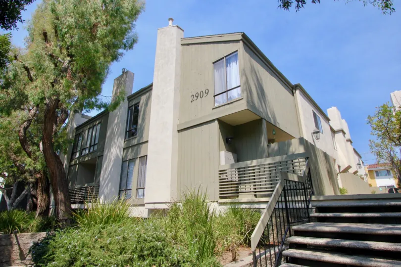 These town homes provid a modern approach to design and nice landscaping as well.