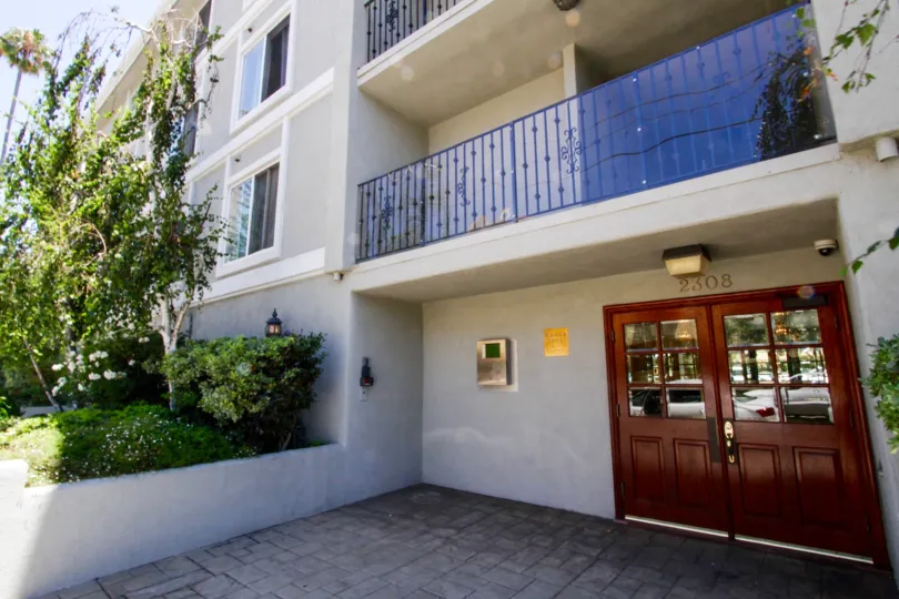 The entrance into Schader Dr Condos in Santa Monica
