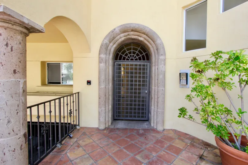 Tasteful finish of the entrance to an apartment in Schader Place, Santa Monica