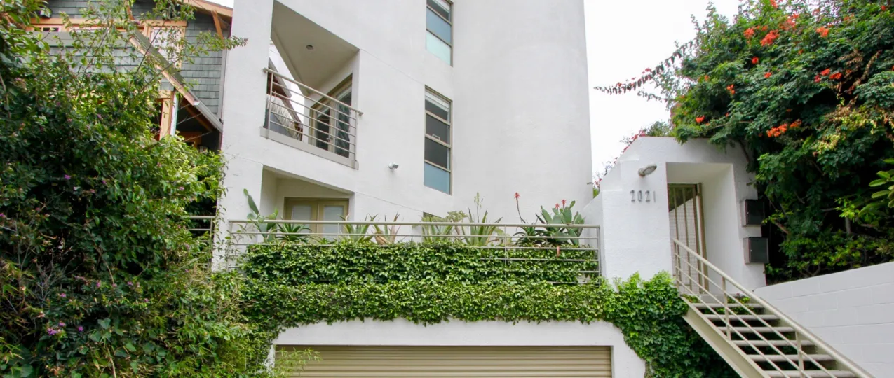 The tall white color Sea View Collection II looks beautiful with greenary around